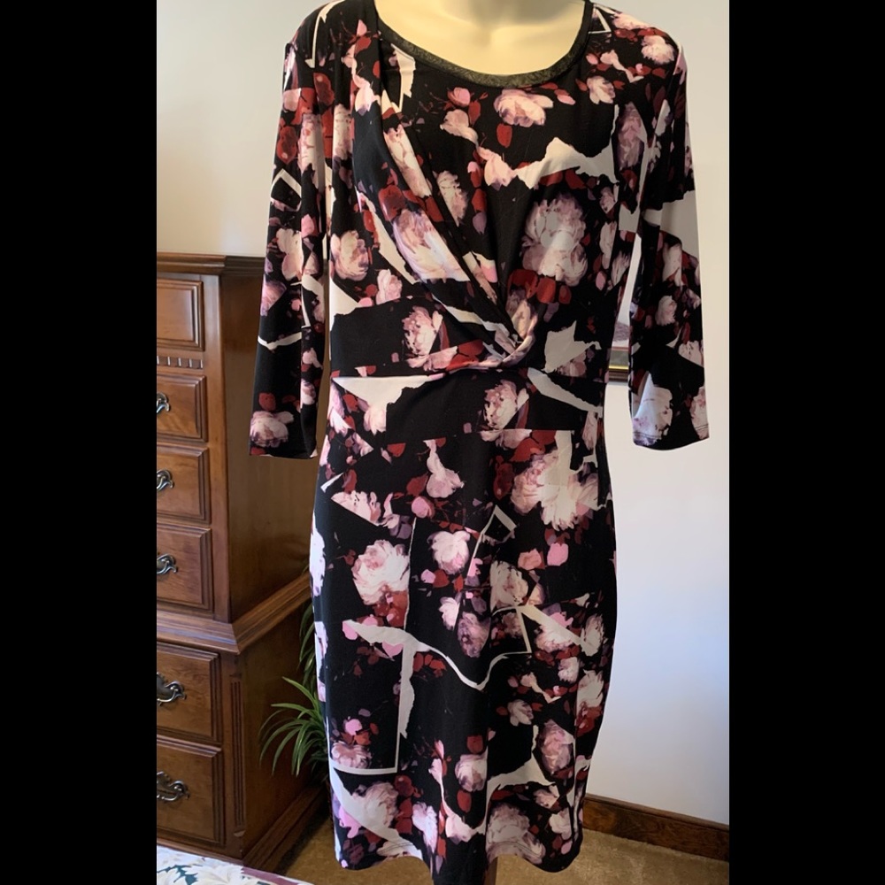 Simply Vera, Vera Wang Dress. Cross over chest design. 3/4 length sleeves.